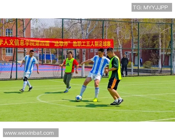 足球球星赛场激情敬礼动作展现团队精神与荣耀瞬间