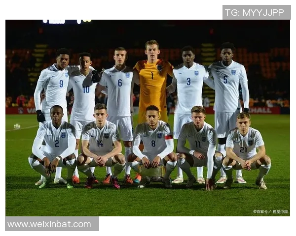 三位传奇足球巨星汇聚一堂，挑战足坛巅峰，点燃球迷激情与梦想